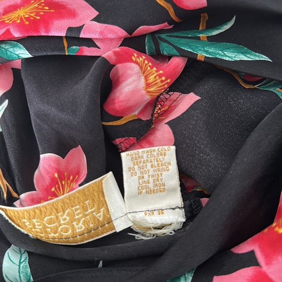 Vintage 1990s Victoria's Secret Floral 100% Silk night wear soft and beautiful. - Picture 7 of 8